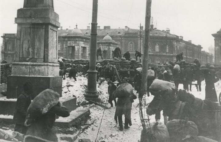                                             Возведение баррикады в Петрограде