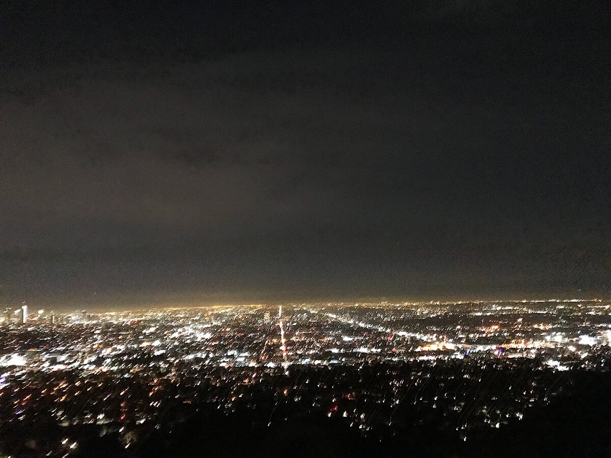 Вид на ночной Лос-Анджелес с обсерватории Гриффитса