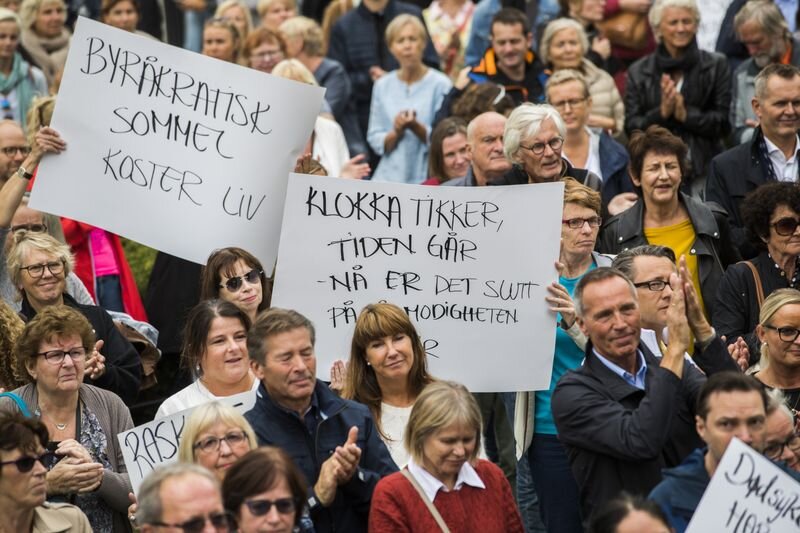 В августе 2017 года больные раком и их родственники провели демонстрацию перед Стортингом в Осло для одобрения жизненно важных лекарств для использования в норвежских больницах, включая иксазомиб. 
Фото: Хокон Мосволд Ларсен / NTB scanpix