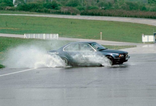 Аквапланирование во всей своей красе.