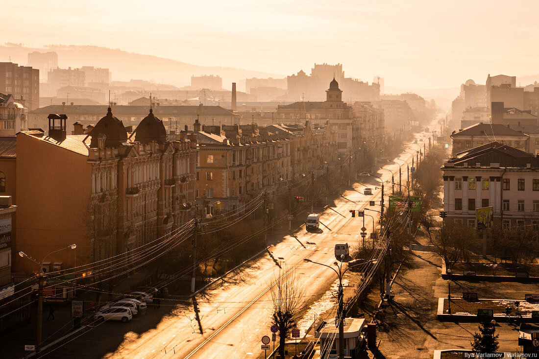  Центр города, улица Ленина! Здесь Чита похожа на многие постсоветские города. Застроена она в основном типовыми проектами. Кстати, вы знали, что большинство зданий так называемой "сталинской архитектуры" – это типовые проекты? Одинаковые дома можно встретить по всему Союзу. В Чите с точки зрения однородной застройки можно выделить два стиля. Это историческая деревянная застройка и центральные здания классического монументального стиля. Они, кстати, довольно неплохо до недавнего времени уживались друг с другом в центре города.
