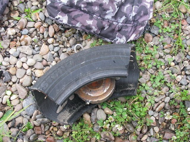 Кусок покрышки с металлической болванкой