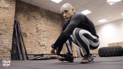 Второй рукой контролируем колено, помогая держать ногу ровной