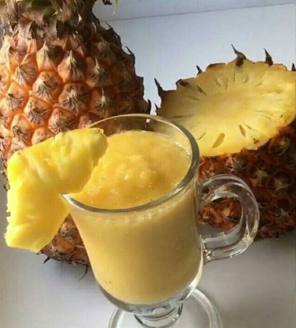 Ингредиенты 
1 манго
2 апельсина
1 банан (свежий или замороженный)
2 горсти кусочков ананаса (свежих или замороженных)

Приготовление
Шаг 1 В этом рецепте Вы можете использовать как цельный апельсин (с или без внутренних перегородок), так и его сок. Если хотите получить более нежную текстуру смузи, то нужно сначала выдавить сок из двух апельсинов. Если используете апельсин целиком, то просто очистите его от кожуры, удалите косточки, разделите на дольки и киньте в чашу блендера. 
Шаг 2 Манго очистите от кожуры и разрежьте вдоль косточки на две части. Порежьте мякоть произвольными кусочками и закиньте в чашу блендера к апельсину.

Шаг 3 Далее, очистите от кожуры банан и порежьте его кусочками. Добавьте его к остальным ингредиентам.

Очищенные кусочки ананаса также положите в блендер.

Шаг 4 Взбивайте фрукты до получения однородной текстуры смузи. 
Шаг 5 Перелейте смузи в стаканы и подавайте к столу. Если оставляете смузи на потом, то плотно закройте баночки для смузи крышкой или затяните полиэтиленовой плёнкой и поставьте в холодильник. В холодильнике хранить этот смузи можно около 48 часов
Приятного аппетита 😘
#рецепты_светы
#обед_от_tastyrussiaofficial