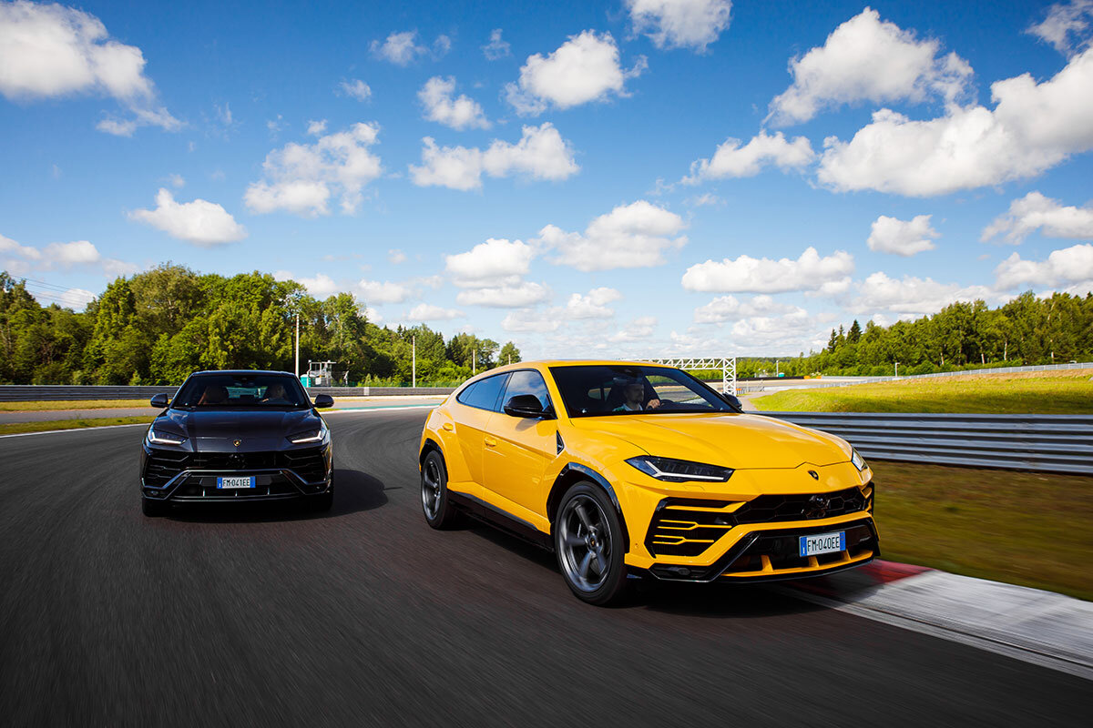 В отличие от некоторых одноклассников, если принять во внимание проармейские внедорожники LM001‑002 1980–1990‑х годов, создание кроссовера с чисто формальной точки зрения вовсе не стало таким уж откровением для легендарной марки из Эмилии Романии. Но справедливости ради следует признать: за исключением разве что сверхмощного двигателя в полтысячи «лошадей» да колесных арок в форме верхушки шестигранника, у весьма схожих по стилистике с Jeep Wrangler пикапов серии LM с современным Urus было мало общего.