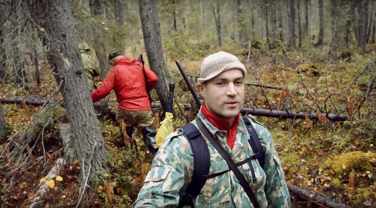 В начале пути нас ждал бурелом. Скачем через поваленные деревья.