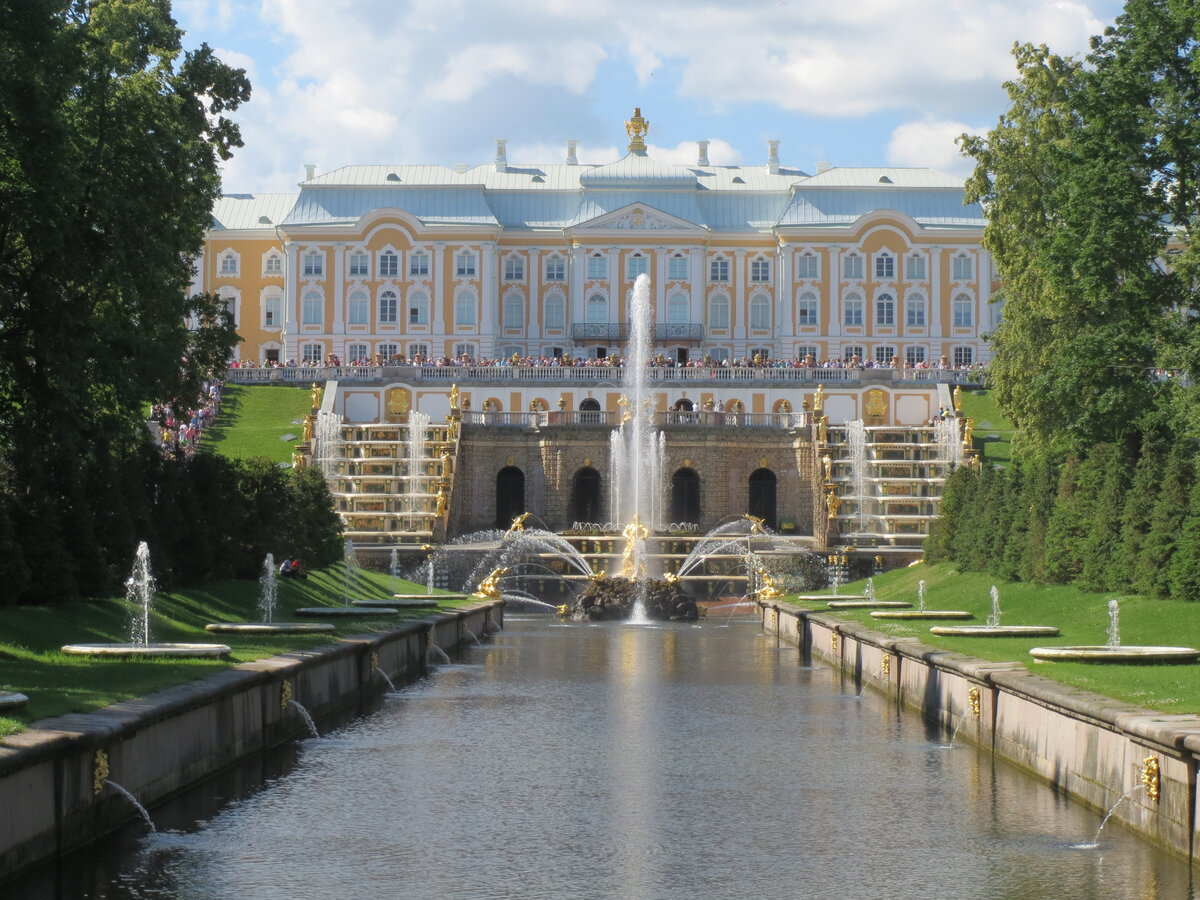 Петергофский дворец в Санкт Петербурге