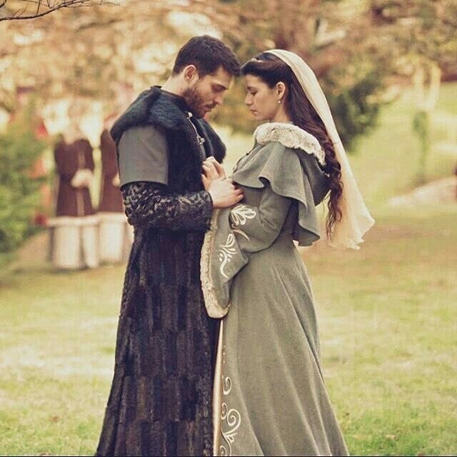 Ахмед и Кёсем (актерыЭкин Коч и Берен Саат)