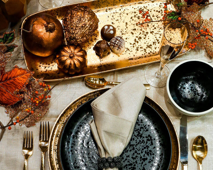 Праздничный стол украшенный золотыми элементами