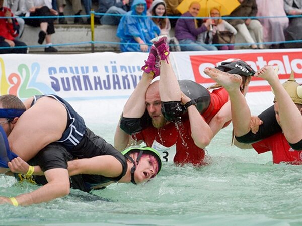 Чемпионат по перетаскиванию жен в Финляндии