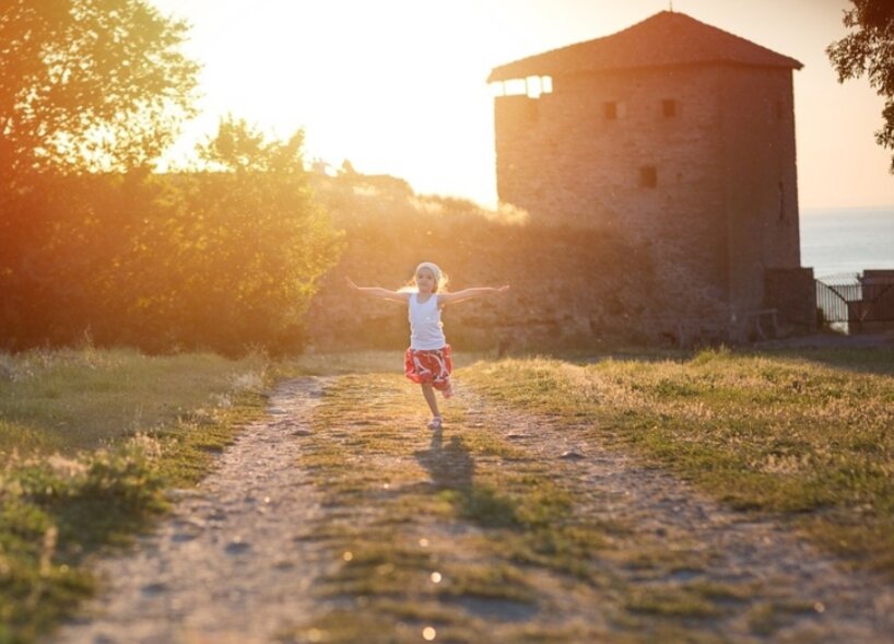 дети лето радость. детям нужна свобода. здоровые счастливые дети. женщина с распростертыми руками. счастливый малыш.