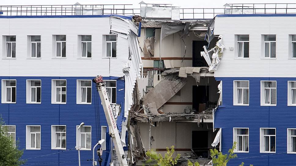 Обрушение казармы в Омске в июле 2015. Причиной обрушения стала некачественная кладка стен в 1975 году и ошибки в ремонте 2013 года.