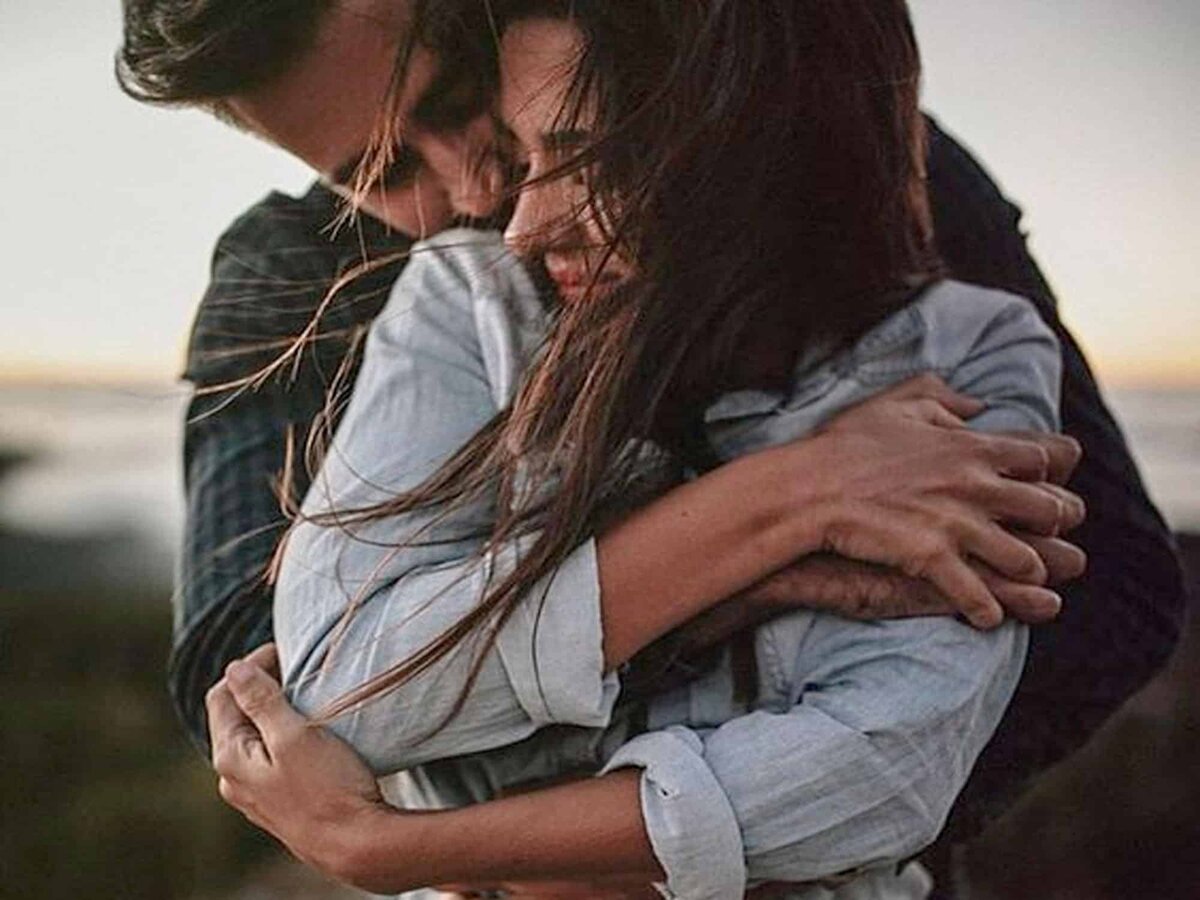 В нежных объятьях. Как бы мне ее обнять. Объятия. Так хочется тебя обнять. Обними меня.