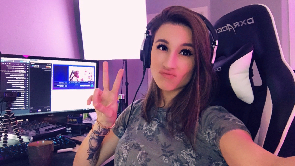Сколько лет стримеру. Девушка стример. Девушка стримит. Стримеры twitch. Стрим девушки