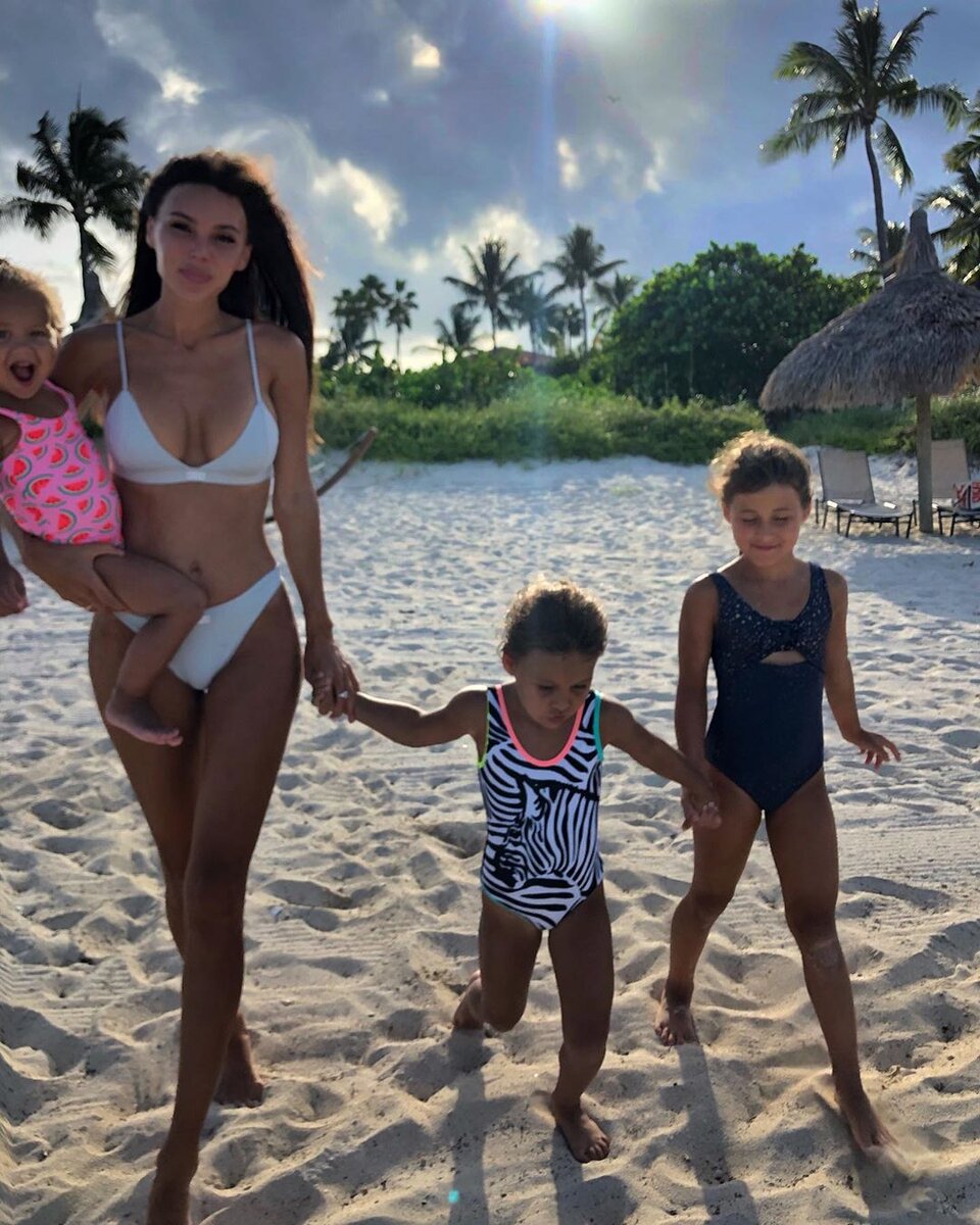 Оксана с детьми. Источник фото: Инстаграм Оксаны Самойловой https://www.instagram.com/samoylovaoxana/