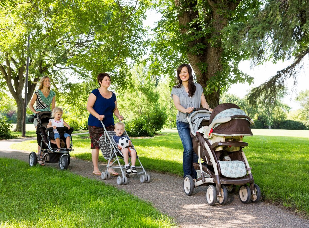 Мама гуляет в парке. Коляска прогулка. Мамы с колясками на прогулке. Ребенок в коляске. Прогулочная коляска в парке.
