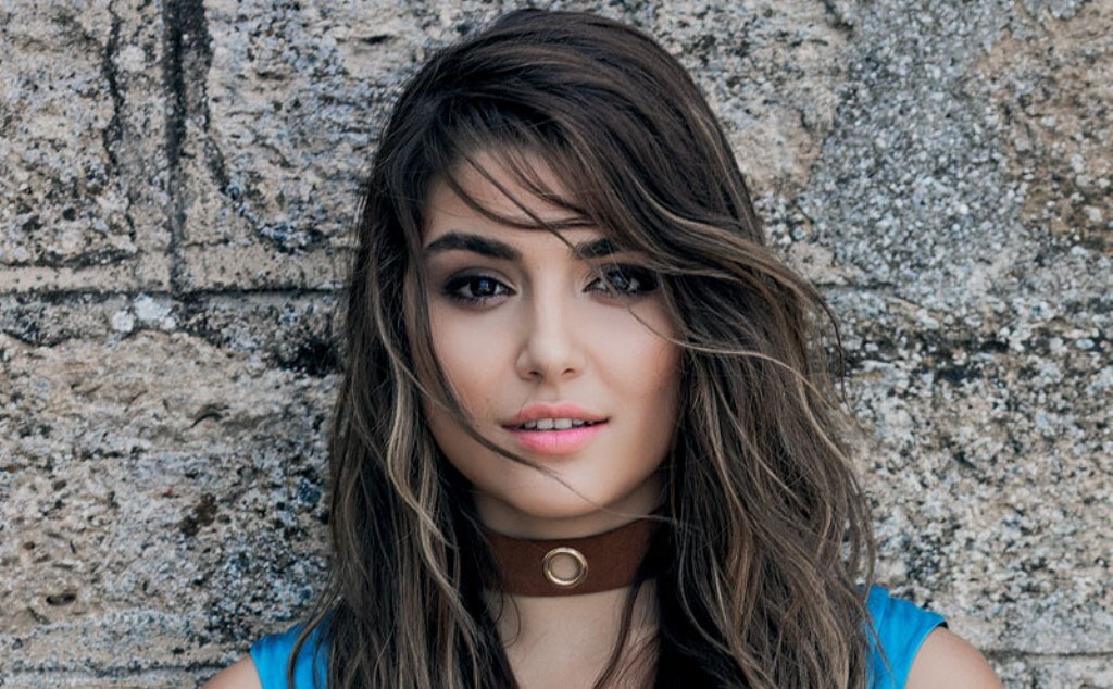 Ханде Эрчел (Hande Erçel)