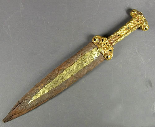 Акинаки скифов. Золотой акинак скифы. Акинак скифский меч. Акинак скифский. Оружие скифов акинак.