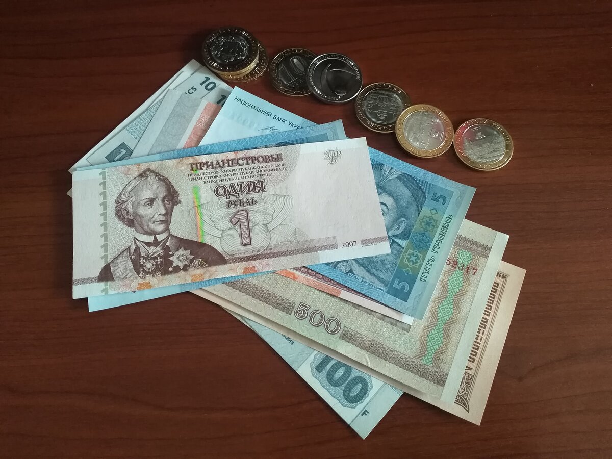 На фото иностранные банкноты в состоянии пресс и БИМ монеты UNC сохрана.