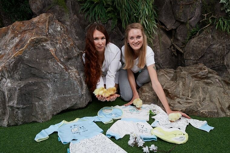 Слева Элеонора Евшина, справа Полина Бойко - ассистент-стилист 