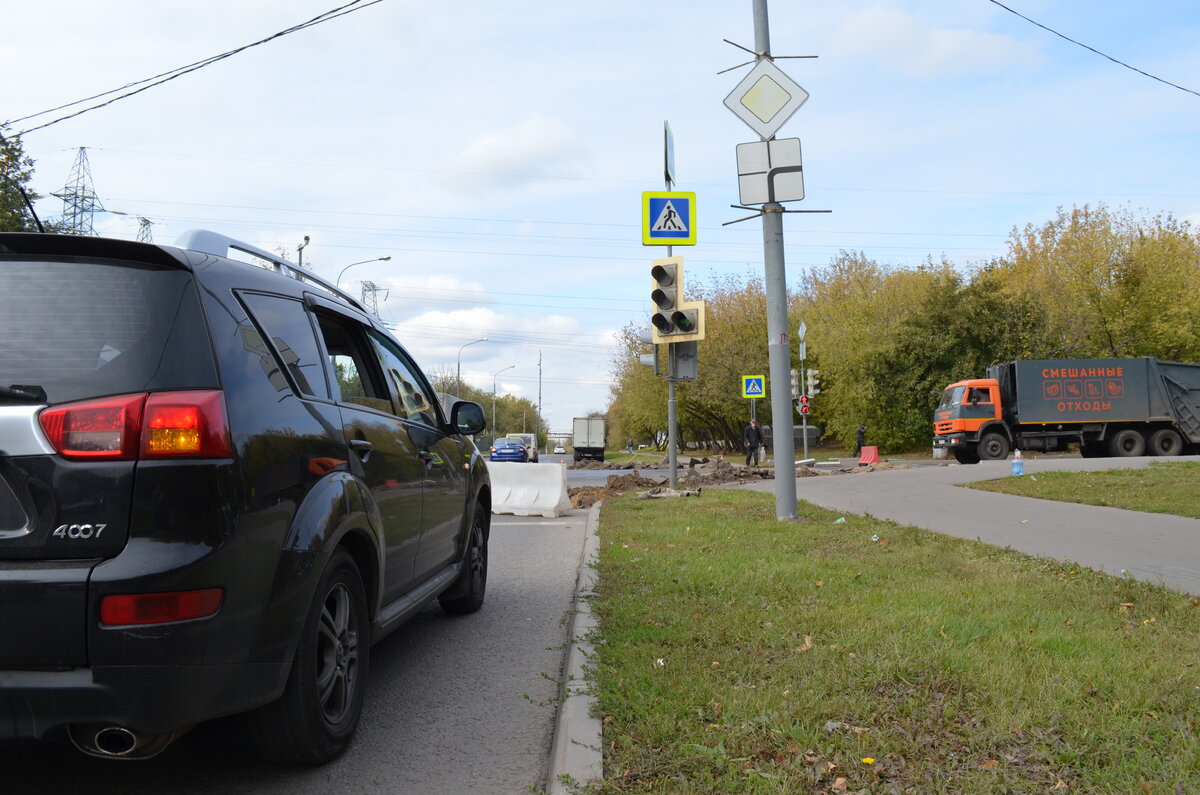Поворот направо - только с правого ряда. Который перекрыт.