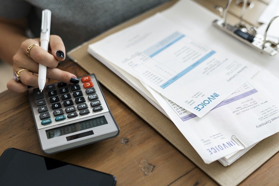 https://pixabay.com/photos/accountant-accounting-admin-alone-4008603/
