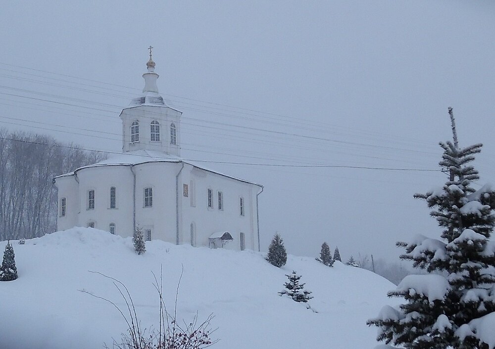 Храм Иоанна Богослова 1173 года постройки стоит на невысоком холме на берегу Днепра. (Фото автора).