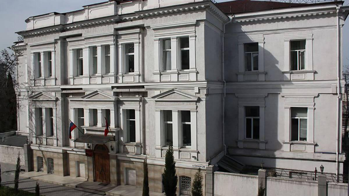 Женская гимназия в Севастополе работы  Рожнова.