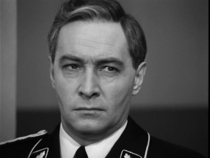 Вячеслав Тихонов в своей "звездной" роли Штирлица (фото pinterest.ca)