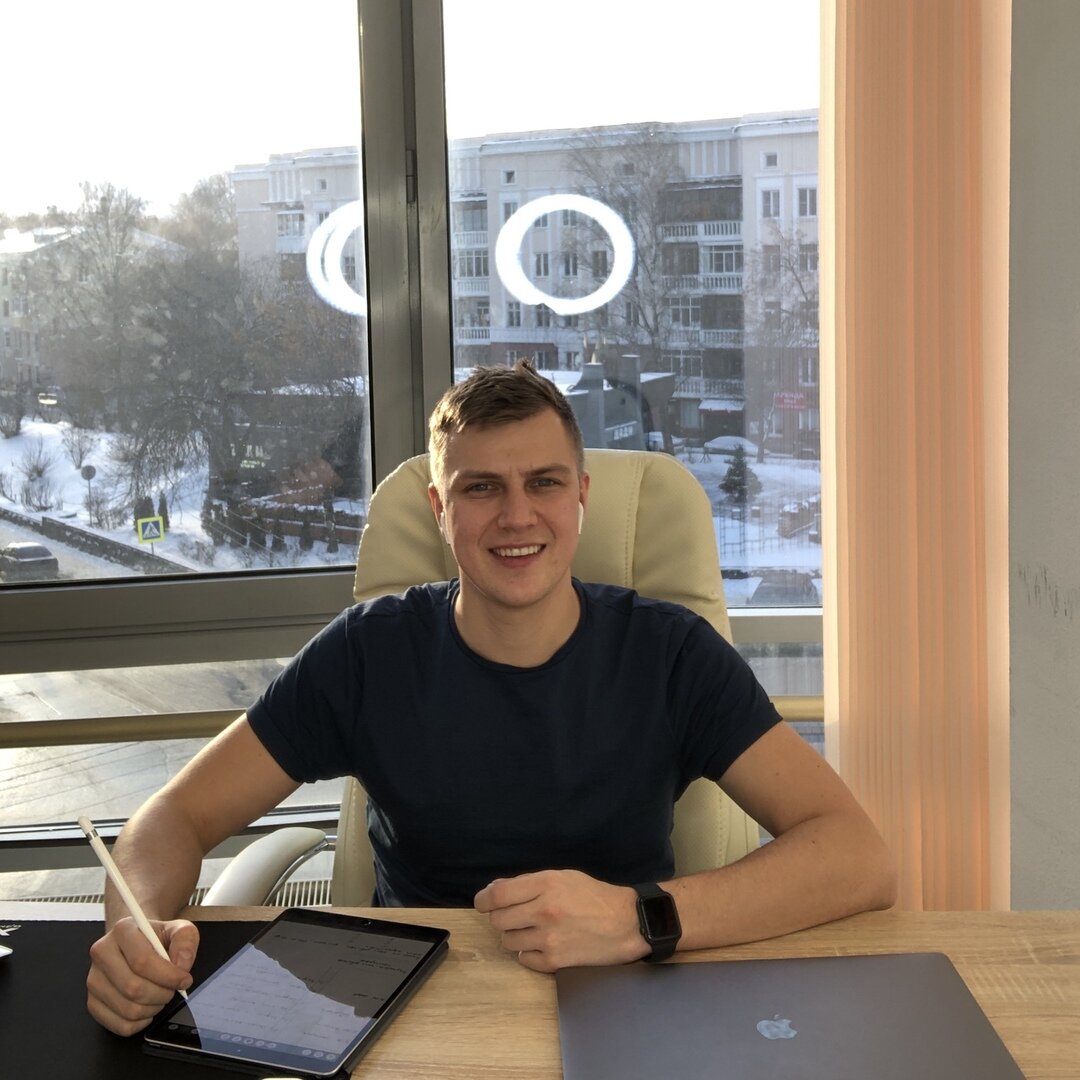 Я пробывал много разных техник планирования, всяких дневников по тайменеджменту, в итоге остановился на чем-то своем и сделал так, как мне удобно😹⠀ ⠀
В этом посте расскажу, как я планирую день так, чтобы все успевать🔻⠀
⠀
Я пишу все задачи в айпад (но можно это делать и в обычном блокноте)⠀
⠀
Итак поехали:⠀
⠀
🔻Нужно разделить лист на пополам и линию провести до середины листа, ⠀
⠀
👉В левый столбик Вы записывайте все задачи на сегодня, которые назначены на конкретное время⠀
👉В правый столбик остальные задачи⠀
⠀
Далее у задач в правом столбике Вы расставляете приоритет Важности :⠀
А - Самые важные и срочные⠀
Б - Важные, но не срочные⠀
С - Те дела, что было бы неплохо сделать⠀
Д - Сделать в самом конце⠀
⠀
У меня обычно все дела А и Б, на этом заканчивается день)⠀
⠀
После того как напротив каждого проставлен приоритет, нужно подписать порядок действий , например А1, А2, А3, Б1, Б2, Б3 и так далее…⠀
⠀
😃Таким образом Вам легко будет понять, с чего стоит начать и на чем сфокусироваться.⠀
⠀
Так же важно на второй половине листа снизу оставить место под ☝самую важную задачу сегодняшнего дня (написать ее)☝⠀
⠀
оставить место под то, что Вы поняли за сегодня, и каждый день писать свои выводы и инсайты!⠀
⠀
И внизу оставить дела-галочки , это ежедневные задачи , которые приближают Вас к Вашим долгосрочным целям!⠀
⠀
Если это было полезно - ставьте ❤ , кто попробует мою систему, напишите в комментариях, насколько это удобно, в доступе по ссылке приложу пример оформления страницы)⠀
⠀
Ссылка на скачивание планера дня⠀
https://vk.cc/ahY7n0⠀