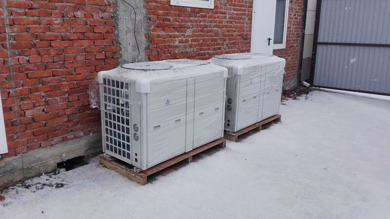 Привезли два тепловых насоса. Фото сразу после выгрузки. На сегодняшний день они уже отработали три сезона