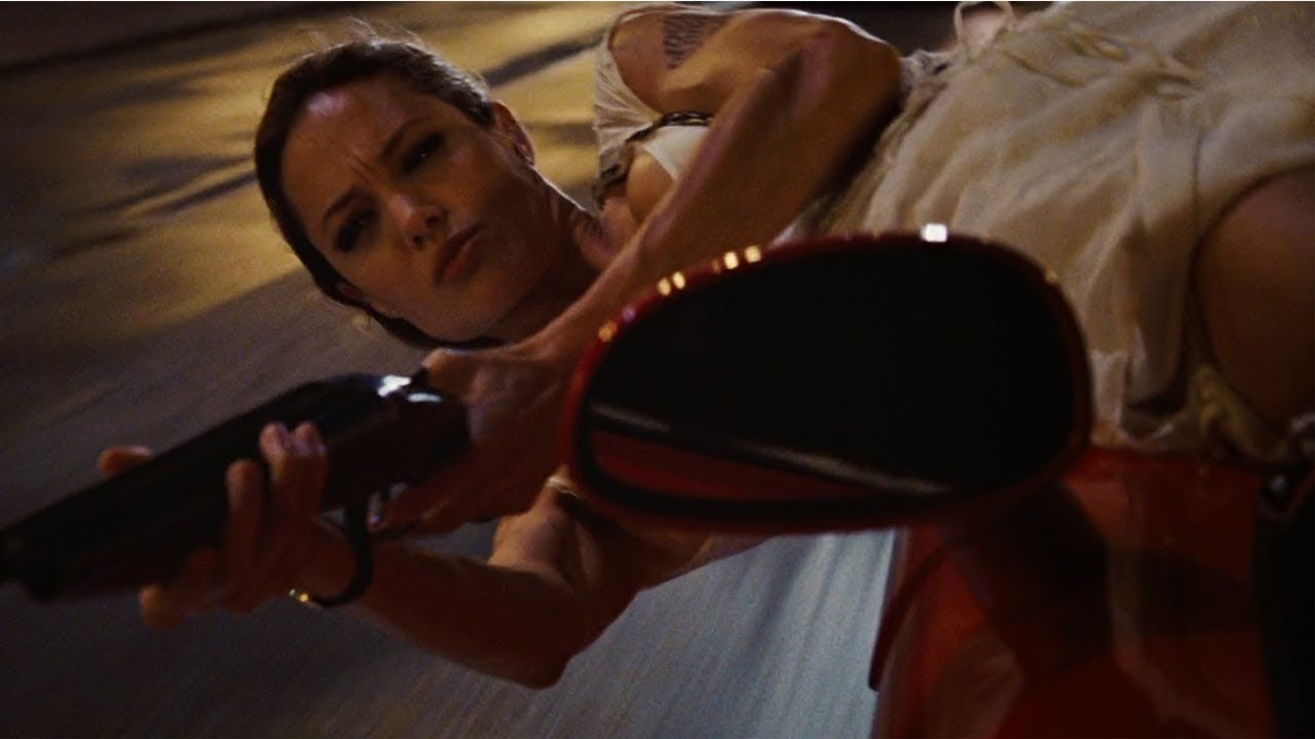 Кадр из к/ф ''особо опасен".  Как по мне, то это исключительно красиво поставленная сцена.