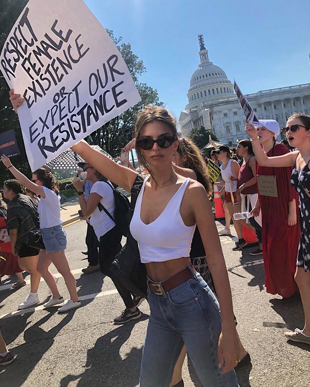 Американская модель и актриса Эмили Ратаковски на митинге в поддержку прав женщин с плакатом: "Уважайте женщин или будьте готовы к нашему бунту!"