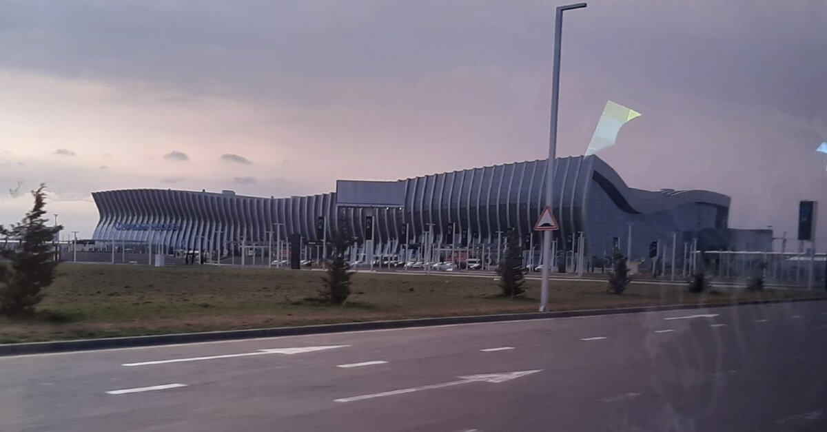 Ровно через месяц новому терминалу международного аэропорта города Симферополь будет 2 года. Прилетая сюда третий год подряд, я каждый раз любуюсь и восхищаюсь этим монументальным сооружением!