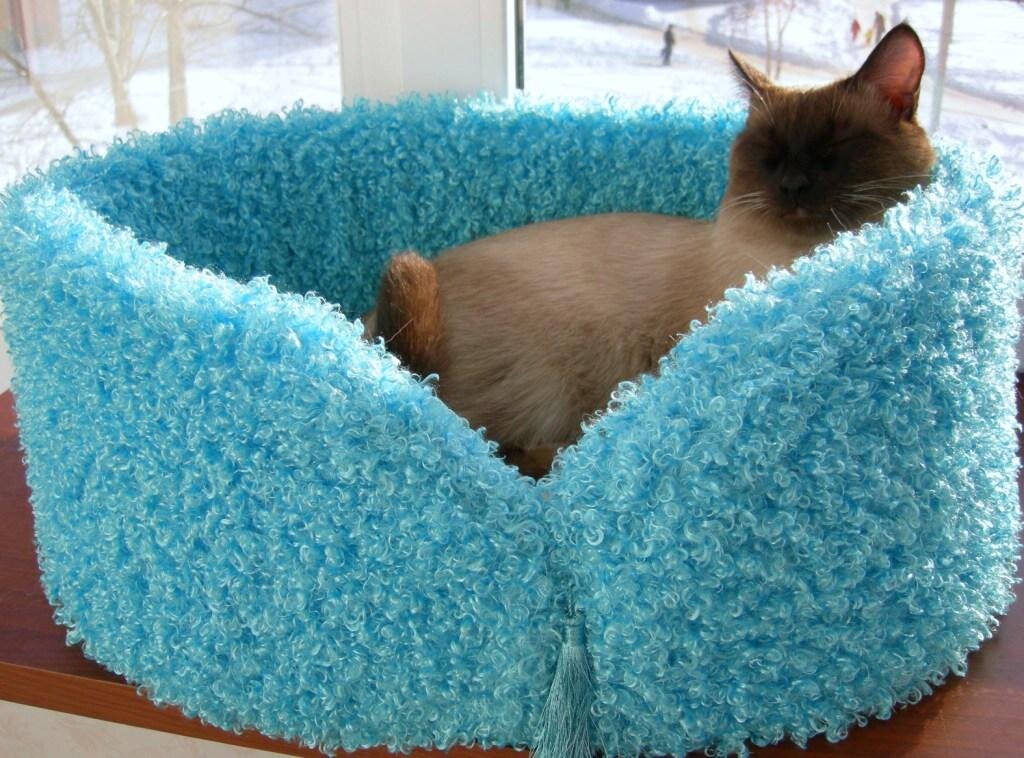 ализе пуффи лежанка для собаки. лежанка для кошки из ализе пуффи. чехол для табуретки из пряжи ализе пуффи. лежанка из ализе пуффи. лежанка ализе пуффи.