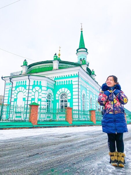 МЕНЯ НЕ ПУСКАЛИ НА ГРАНИЦЕ БЕЗ МАМЫ

Долго думали-думали, куда ехать дальше и решили отправиться в Казахстан. На это у нас были веские причины, об этом я напишу в следующих постах.

Нашли самый дешевый способ из Новоалтайска доехать в Барнаул на электричке за 20 рублей, а из Барнаула в Семей нашли машину на blablacar.ru за 750 рублей с человека.

Проходя границу, инспектор взяла мой паспорт и не смотря на него, сразу спрашивает:
- Где мама?
Я немного в замешательстве, у меня миллион мыслей в голове «это она про мою маму? Причём тут моя мама? С чего это на границе теперь спрашивают вопрос о маме? А потом она будет спрашивать где папа, бабушка, дедушка? Какое это имеет значение? А если и имеет, ей нужно ответить в какой стране она? Или в каком городе? Или точный адрес?». Пока я думала, она задаёт следующий вопрос:
- Ты что ли без мамы?
- Да. - отвечаю я. Думаю «Странно, ну и что, что без мамы? Теперь что ли только с мамами на границу пускают?».
- А сколько тебе лет? - с удивлением спрашивает она смотря пристально на меня, при этом не открывая мой паспорт.
- 26.
В этот момент, она сделала круглые глаза и застыла, потом тихо сказала:
- Простите, я думала вам 16.

На этом дело не закончилось, дальше она стала расспрашивать где я была. Тоже мне было сложно сказать. Какой промежуток времени ее именно интересует, месяц, год? Начинаю перечислять, где были в этом году: Турция, Северная Македония, Сербия, Черногория. Она тут же перебивает и спрашивает:
- Китай, Италия, Иран?
- Нет-нет-нет. - начинаю тараторить я, до меня дошло к чему это она.
- Вы много путешествуете, в связи с работой, учебой или просто так?
- Мы путешественники, ведём блог и рассказываем о разных странах, городах, как мы передвигаемся, где живём.

Как прошли границу, мы с Колей посмеялись, что меня приняли за ребёнка без мамы.

Семей - это казахское название, до этого был Семипалатинск. Довольно милый город, запомнилась Центральная площадь, здание Литературно-мемориального музея Ф.М.Достоевского, Мечеть "Тас мешіт", Музей Изобразительных искусств Имени Семьи Невзоровых, Государственный медицинский университет города Семей и территория рядом с Железнодорожным вокзалом.

#поездка #поездки #отпуск