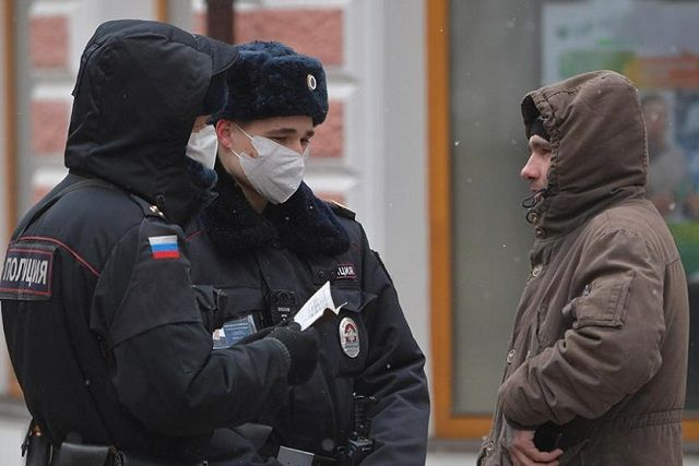  Имеют ли они право проверять документ,у мирно идущего  человека?