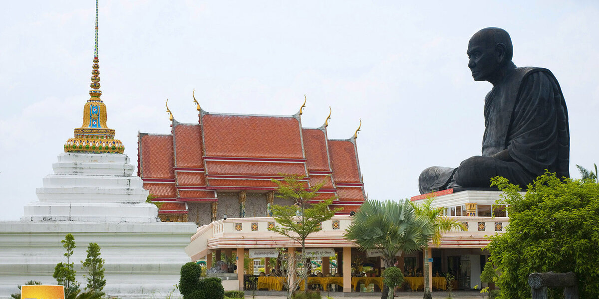 тайланд черный монах. храм сидящего монаха. храм сидящего монаха. храм черного монаха тайланд. храм черного монаха.