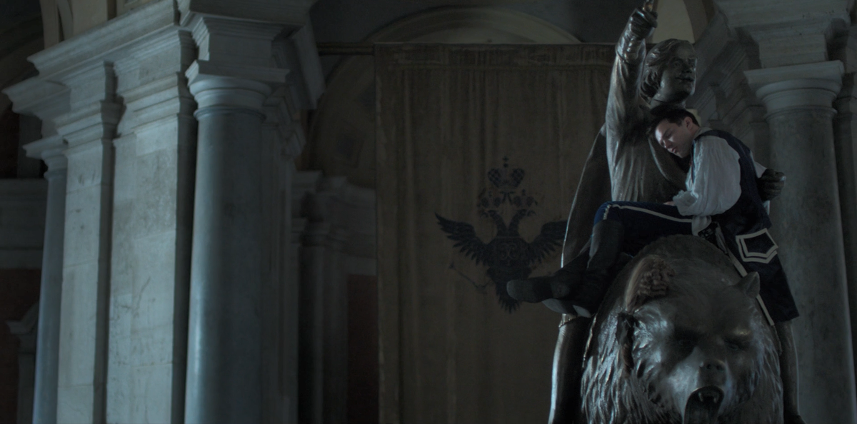 Пётр спит на статуе своего великого отца Петра. Да, он верхом на медведе. Да, такого конечно не было в реальности