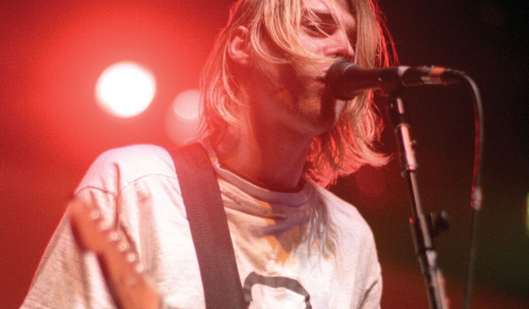 Курт Кобейн на концерте.