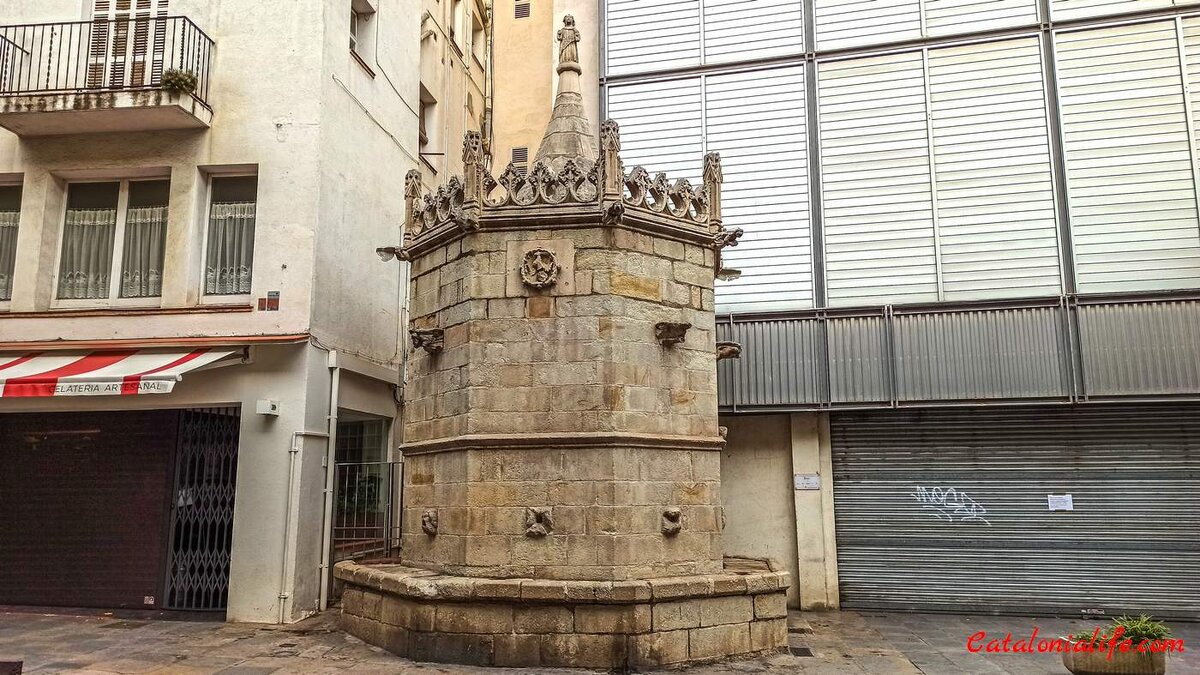 Готический фонтан Сан-Хуан в Бланесе (Fuente Gotica San Juan)