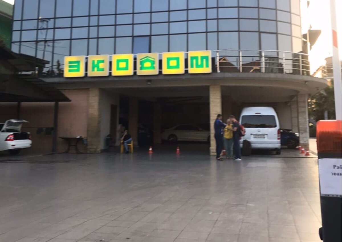 Парковка сразу при входе