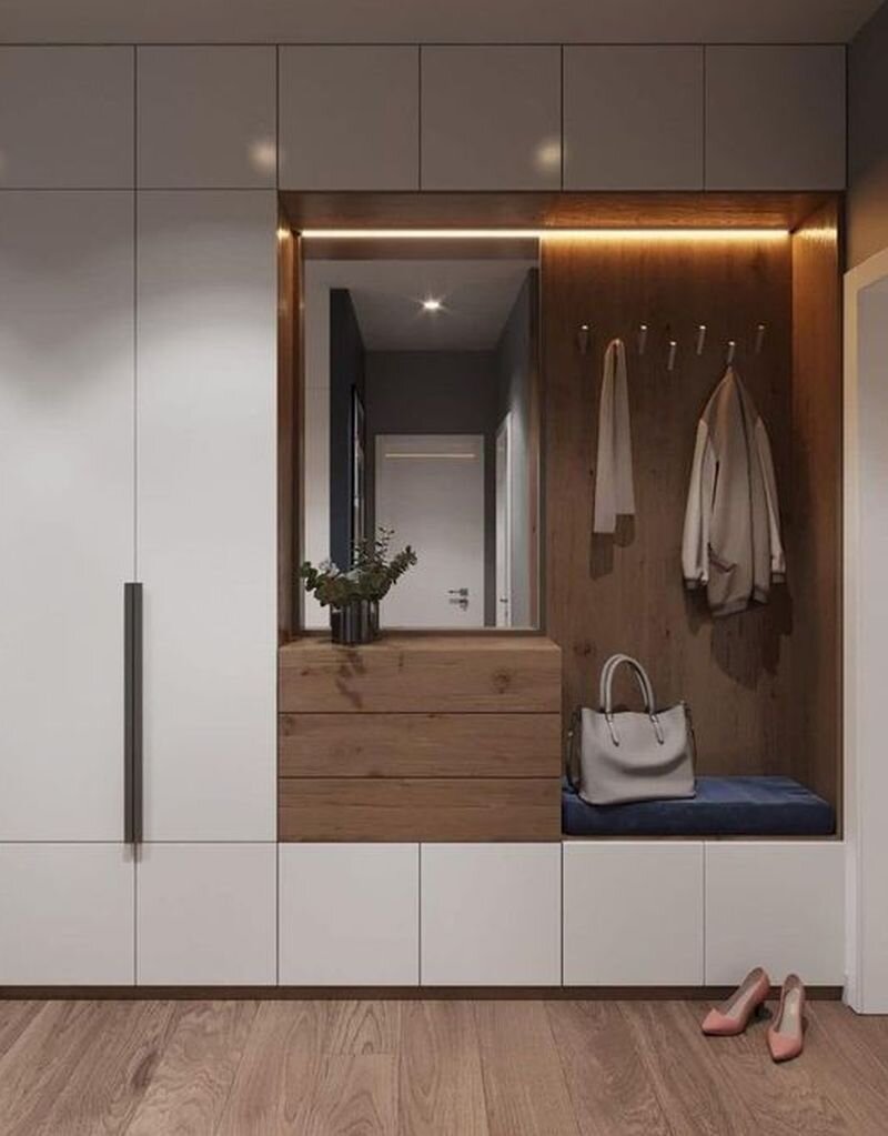 Современная прихожая со встроенный шкафом-купе.