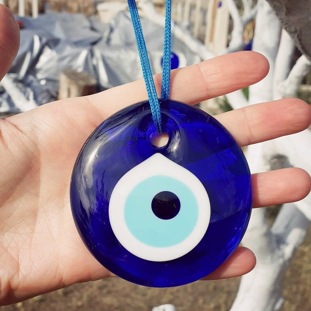 В Турции на вас отовсюду будет смотреть синий глаз Назар. Иногда его называют «оком Сатаны», поэтому туристы боятся его покупать. Расскажу, для чего нужен этот и другие турецкие амулеты.-2