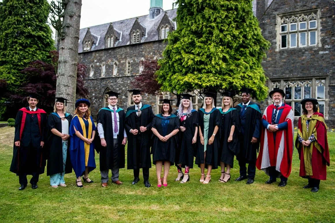 Cardiff university. Университет Уэльса Троицы Святого Давида. Уэльский университет Великобритания. Колледж University of Wales. Манчестерский университет Великобритания преподаватели.