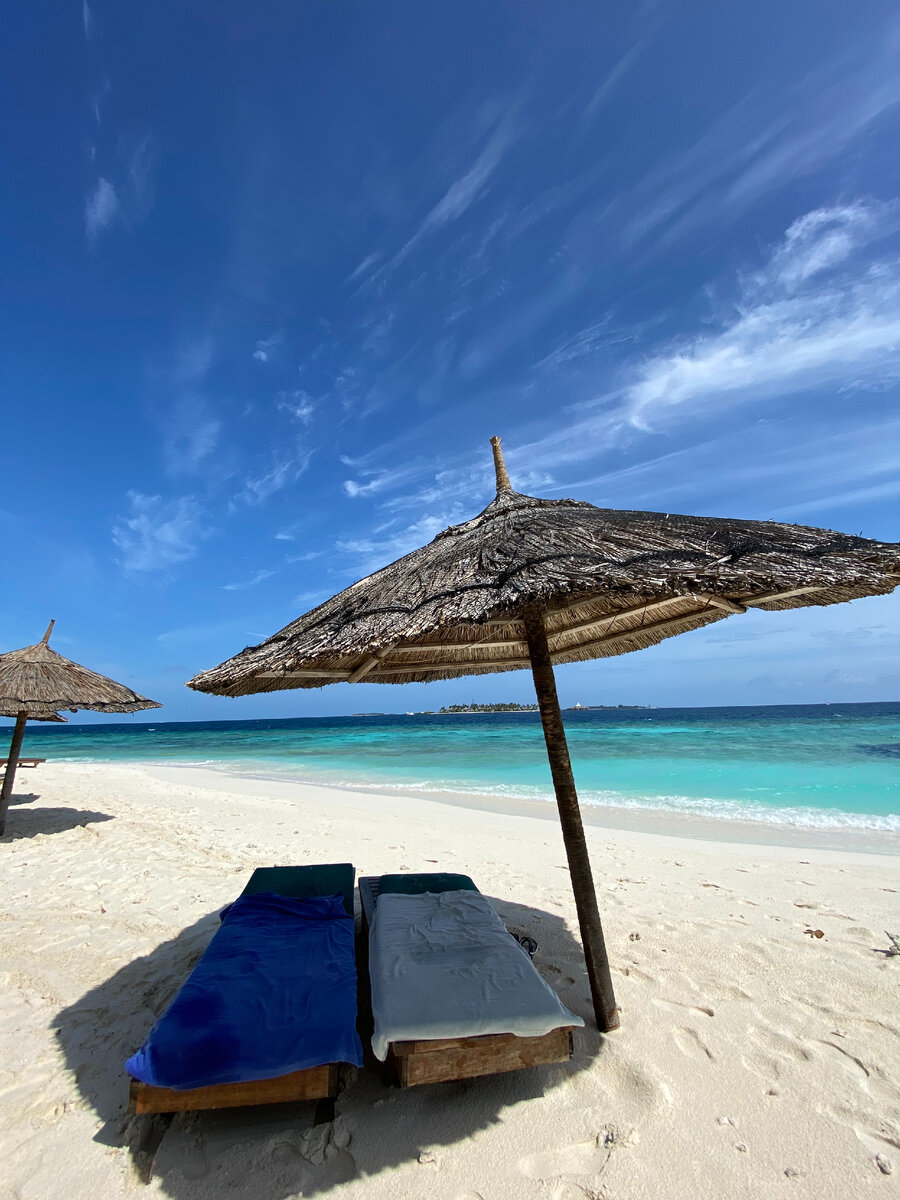 Такими тут были шезлонги до нашего появления. Фото автора