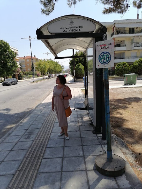 На остановке автобуса в Неи Эпиватос