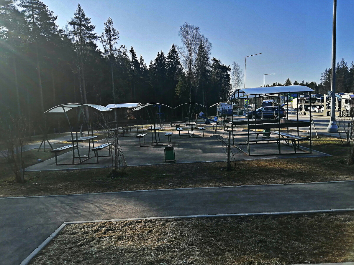 Таких паркингов на М11 достаточно много. Чисто, красиво. аккуратно.