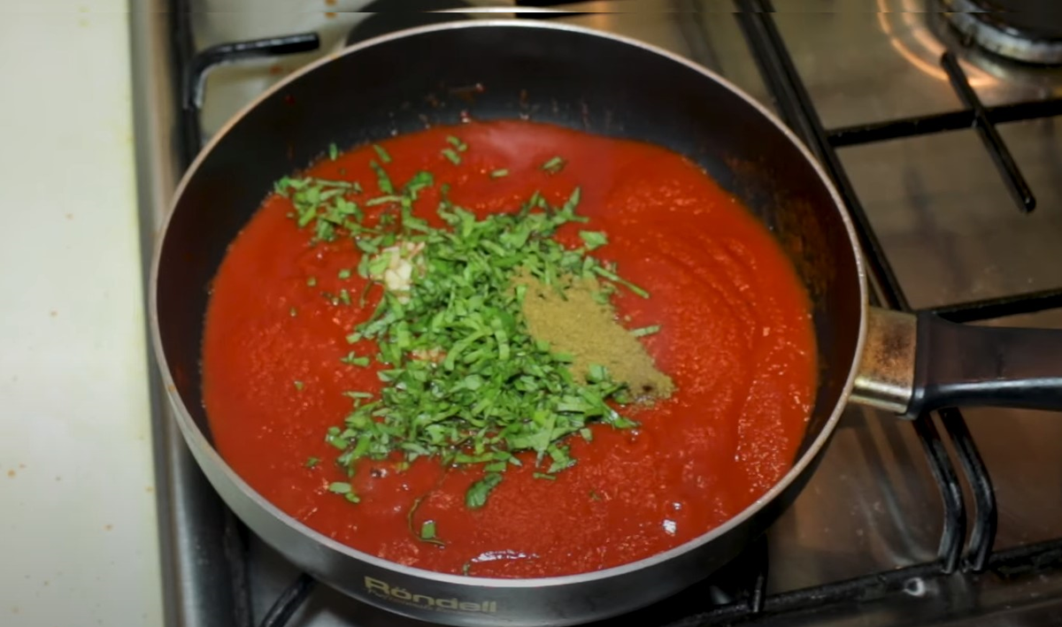 Как сделать томатный соус из томатной пасты. Лечо с томатной пастой. Томатная паста. Подлив простой и быстрый без кетчупа или томатной пасты. Мяса нет что сварить без мяса.