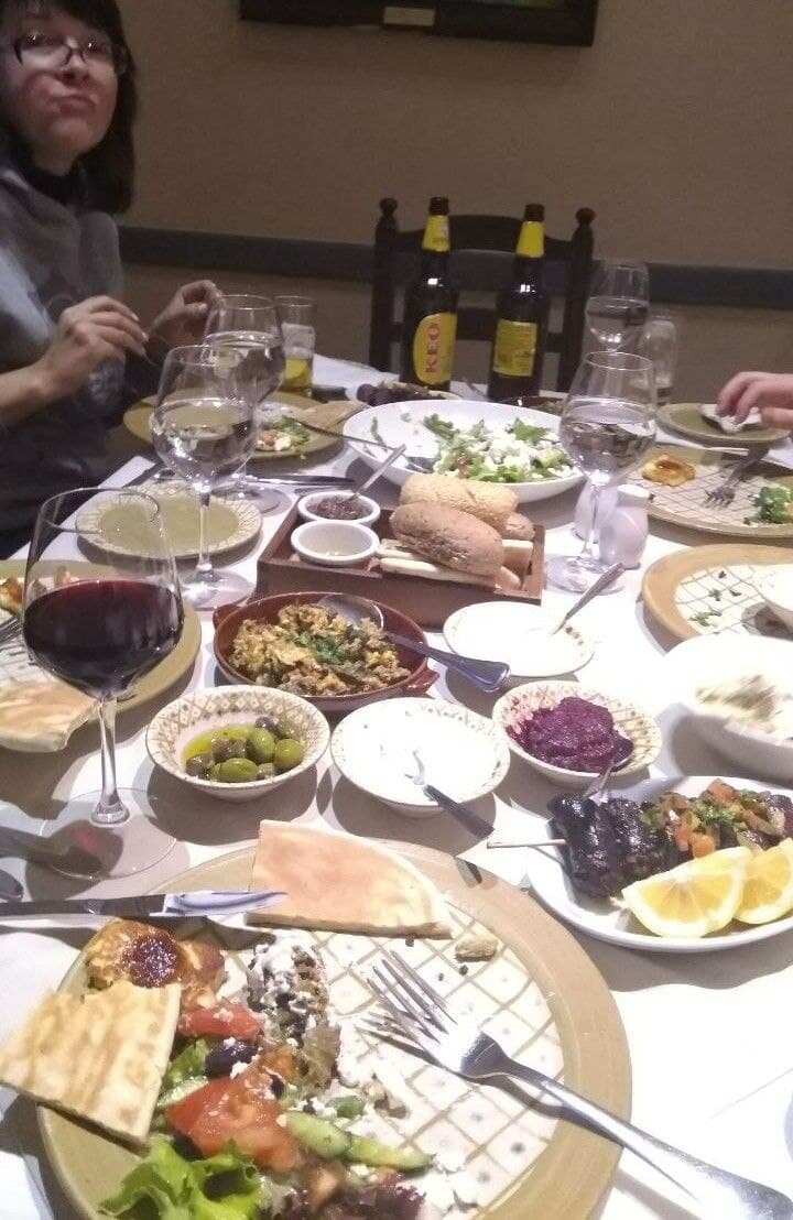 Это примерно середина трапезы с мезе. Бурундук на заднем плане - я)))